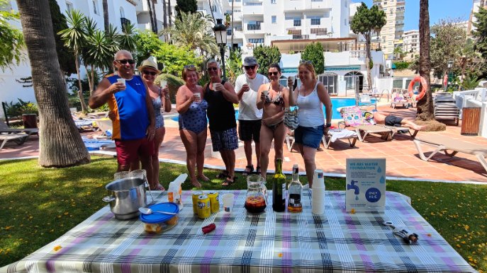 andresanimador's tweet photo. Hello everyone! This week we enjoyed the beautiful weather here in #benalmádena at #RoyalOasisPuebloQuinta with the funniest activities like bingo, Sangria Demo, Eurovision Quizz, etc. Also thanks to all the guests and members for collaborating with @wearewater. #Laqteam #acttiv https://t.co/vksJagklkq