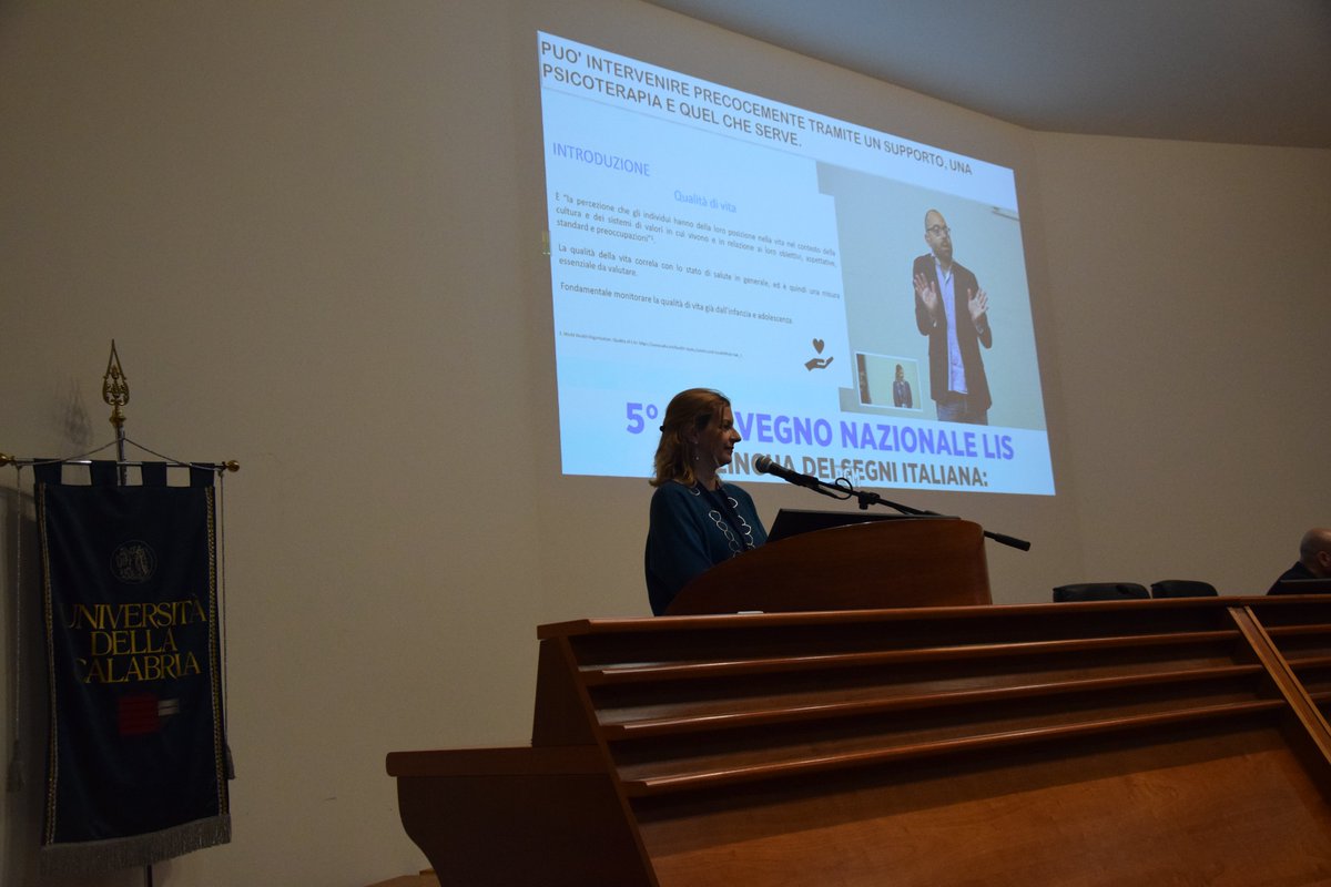 ENS_Italia's tweet image. 🤟#5ConvegnoLIS Elena Tomasuolo e Gabriele Gianfreda dell'Istituto di Scienze e Tecnologie della Cognizione del @CNRsocial_ aprono l'ultima sessione di lavori con la relazione parallela "Uno strumento in #LIS/italiano per valutare la qualità della vita degli #adolescenti #sordi".