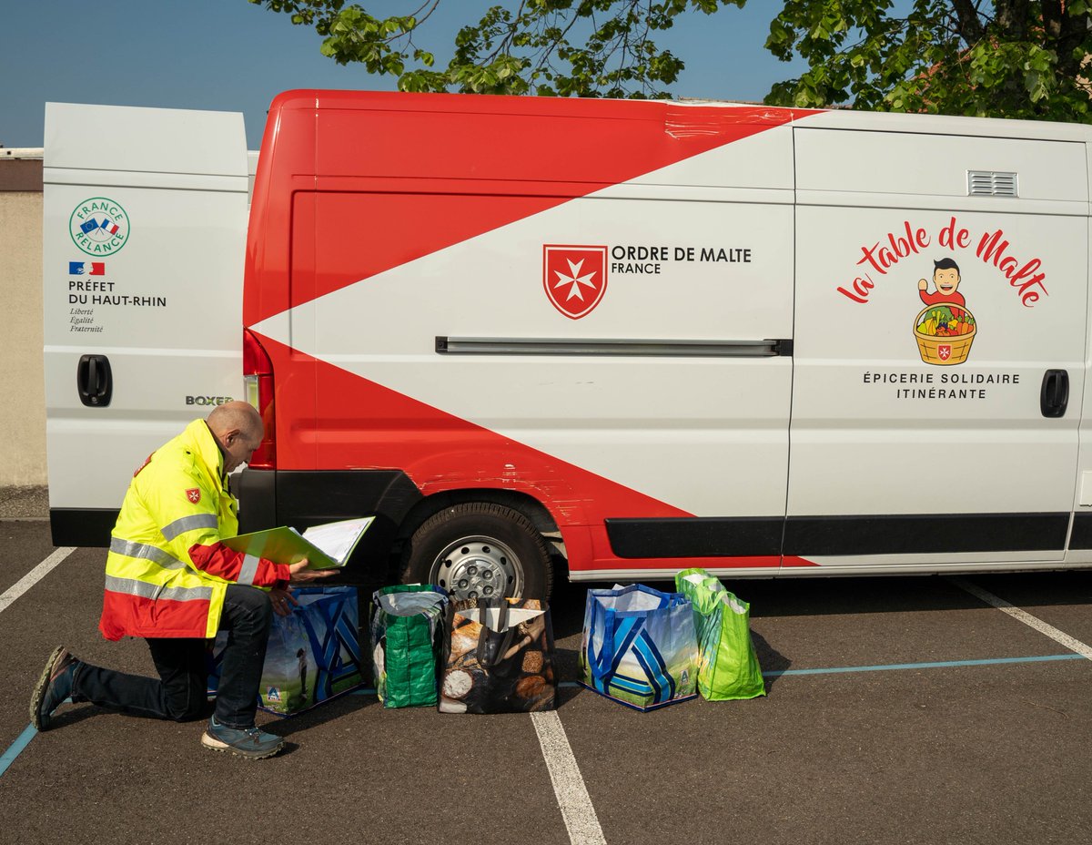 OrdredeMalteFR's tweet photo. #solidarité
🚚 Il y a quelques semaines, @malte_france lançait, dans le Haut-Rhin, 1 épicerie solidaire itinérante au +près des personnes les+ démunies. Tous les mardis, des bénévoles apportent des produits de 1ere nécessité à des personnes en difficulté de la vallée du #Florival https://t.co/qiJMBPY0qB
