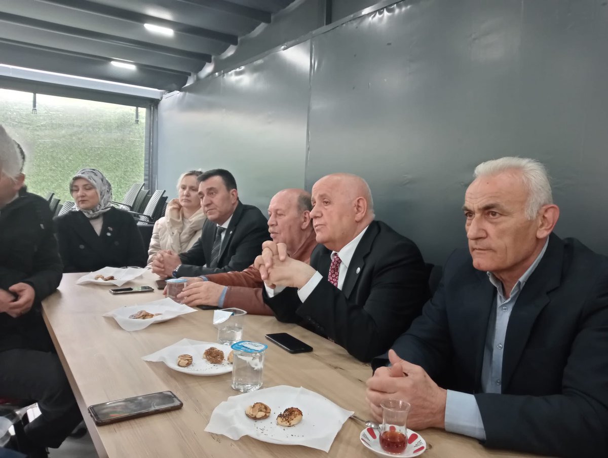RaifGuler34's tweet photo. Ziyaretlerimde bana eşlik eden, milletvekili adayı Sn. Yıldıran Özel, Bayrampaşa ilçe başkanımız Sn.Günel Güzelavcı ve teşkilatına, Eyüpsultan ilçe başkanımız Sn.Hatice Gürbulak ve teşkilatına teşekkür ederim. #İYİParti https://t.co/i0hwO6VP9Z
