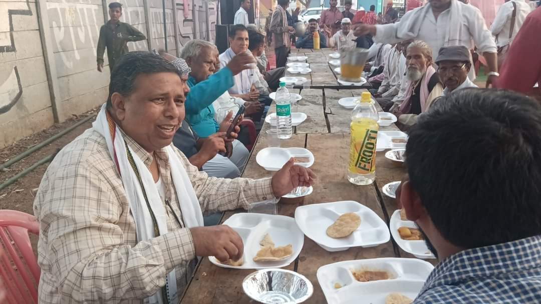 अपनों के बीच बैठ कर खाना खाने का मजा ही अलग आता है..🥘 माननीय वामन मेश्राम साहब 
जाॅइन बामसेफ जय मूलनिवासी 🙏
Ban Evm SAVEDEMOCRACY