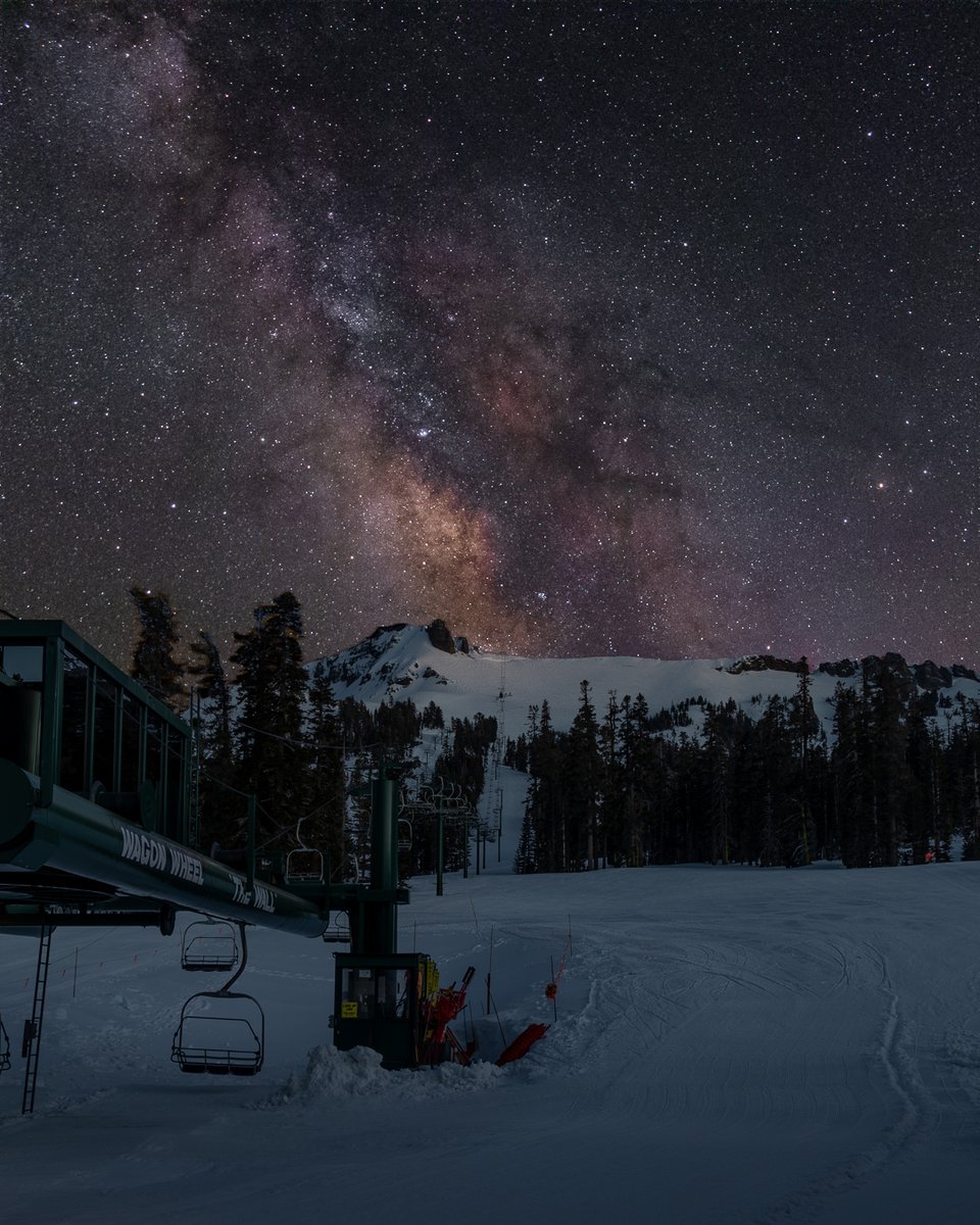 What an amazing season it has been! We are approaching midnight on this historic 50th season, and even after all these years, we can't help but marvel at the beauty of our big mountain 🤩 

📸 Dennis Baggett