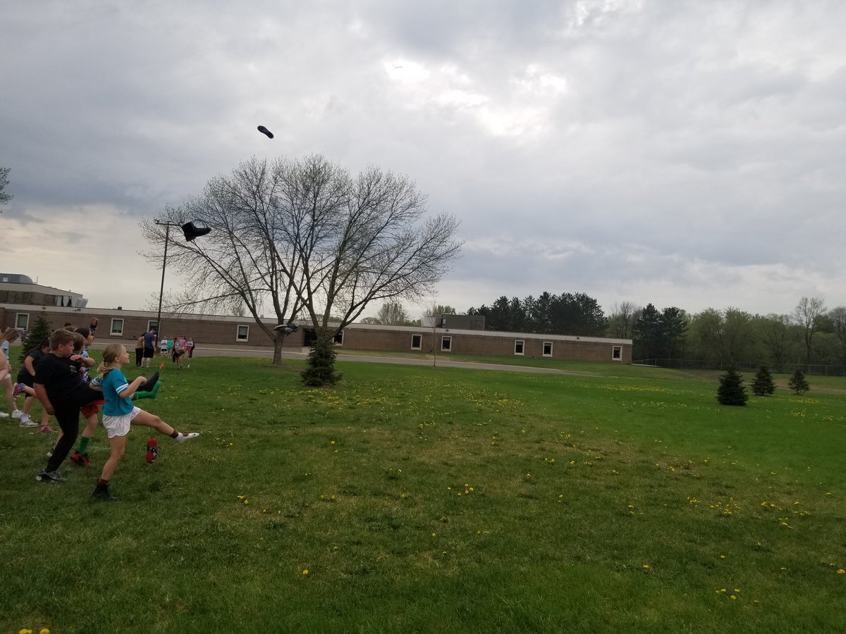 PWE_PhyEd's tweet photo. Pinewood 4th grade field day is underway! Thanks to all the parent voluntunteers who make it possible! #pwemagic #montimagic https://t.co/ZcHrZq6ZSs