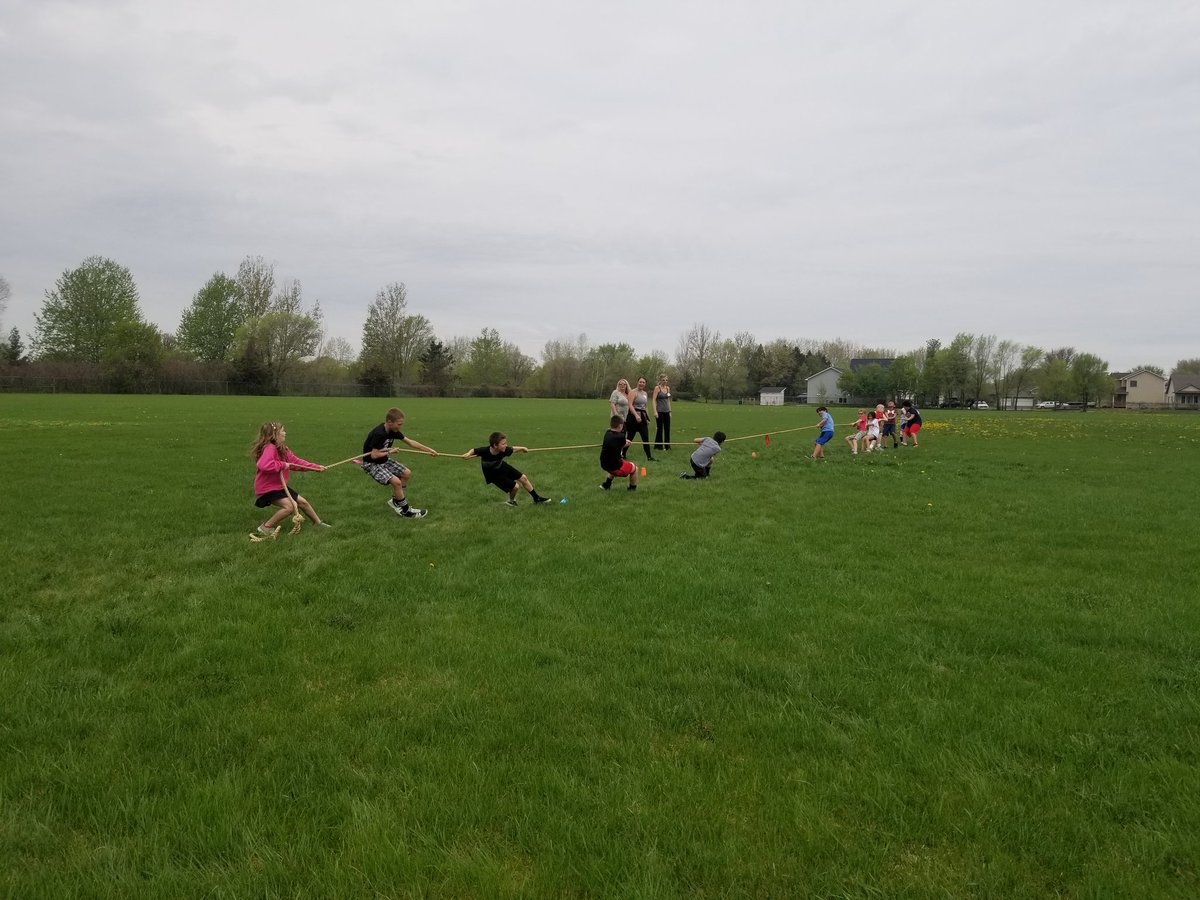 PWE_PhyEd's tweet photo. Pinewood 4th grade field day is underway! Thanks to all the parent voluntunteers who make it possible! #pwemagic #montimagic https://t.co/ZcHrZq6ZSs