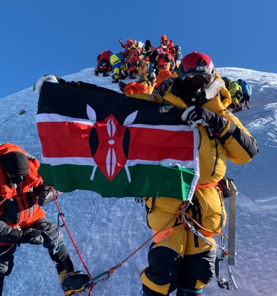 EverestToday's tweet photo. On this day, 12.05.2022; First Kenyan 🇰🇪 ascent of Mt #Everest (8848.86m) was achieved by James Kagambi aged 62. Photo ©: James Kagambi. https://t.co/uHl48GZrWh