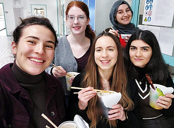GermanEmbassy's tweet photo. 🥚 Five students who were sick of the excess plastic waste in their ramen noodles have invented a sustainable &amp; edible alternative using... eggshells

The @unihohenheim students' product EDGGY has similar properties to plastic and dissolves in hot water.

https://t.co/kLPbPNbAvo https://t.co/aaZxi6WYTa