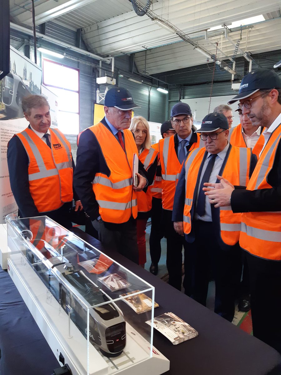 #SNCF rencontre du président <a href="/JPFarandou/">Jean-Pierre Farandou</a> et du Président <a href="/rousset/">Hugo R</a> au <a href="/ferrocampus/">FERROCAMPUS</a> à saintes et découverte des #innovations dont celles du <a href="/GroupeSNCF/">Groupe SNCF</a>. L’avenir du ferroviaire, TLI (train léger innovant) #CORIFER, la formation, le bio GNV et bien d’autres c’est ici  et ce matin 👍
