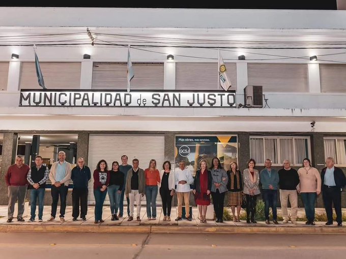 24hrs_ARG's tweet photo. #SFe #SanJusto 
Senador @RodrigoBorla e Intendente @NicolasCuestaSJ🗣️
"Estamos presentes en el homenaje al #ROTARY_CLUB👍San Justo por sus 80 años. GRACIAS Rotary y 👏 👏 x los servicios a la comunidad"
↘️  https://t.co/5GyAQH8NKq🧐 

#JuntosParaCambiarSantaFe💪@maxiPULLARO 
🧵👇 https://t.co/4GbF83RhEf