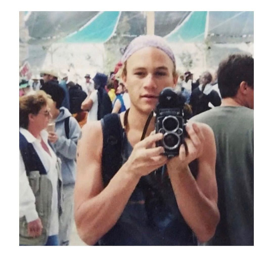 DavideKile's tweet photo. "Tutti quelli che incontri ti chiedono sempre se hai una carriera, sei sposato o possiedi una casa come se la vita fosse una specie di lista della spesa. Ma nessuno ti chiede mai se sei felice...".

(Heath Ledger) https://t.co/1GoqS944UG