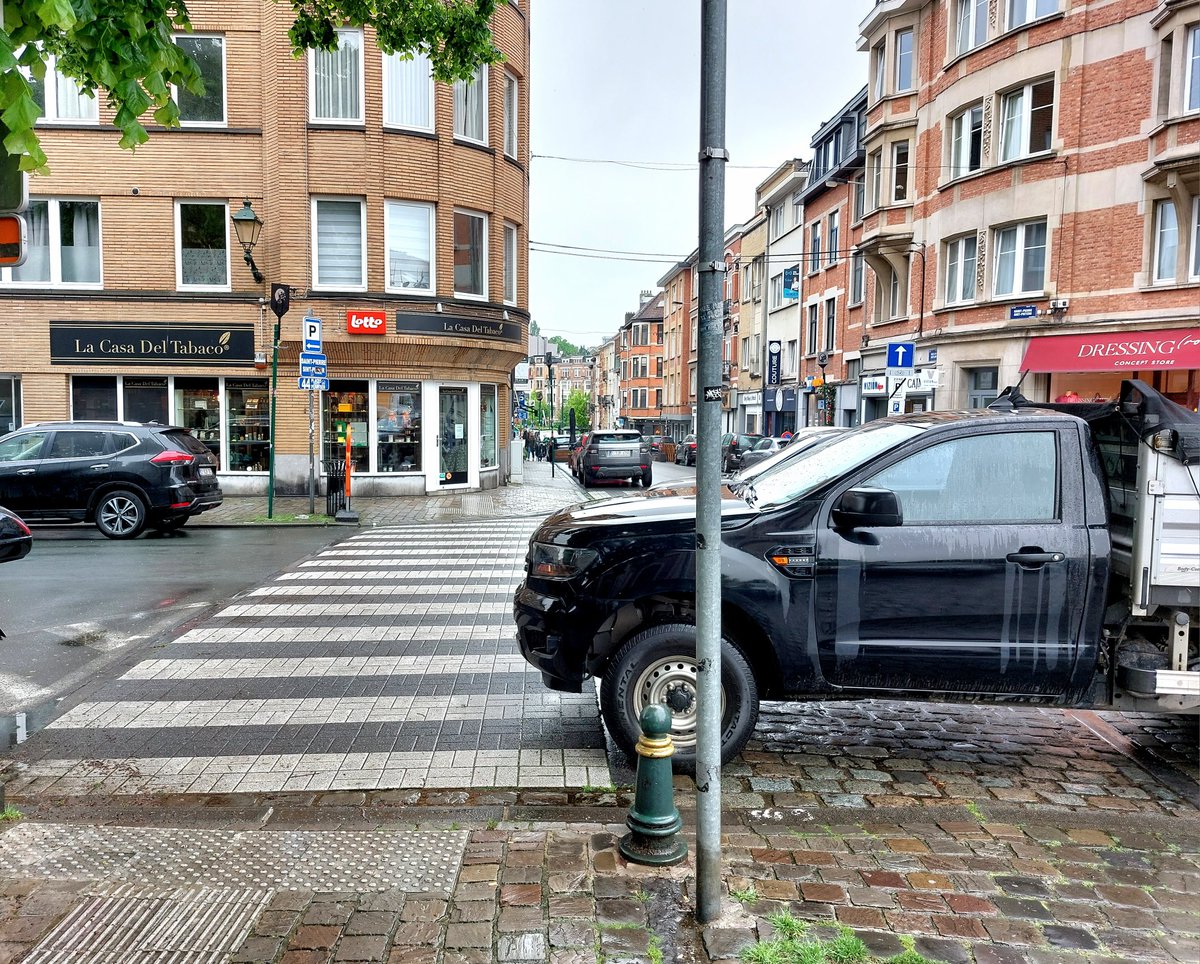 Sfeerbeeld uit Ukkel. Die dikke, zware steps op het zebrapad beginnen echt een probleem te worden.