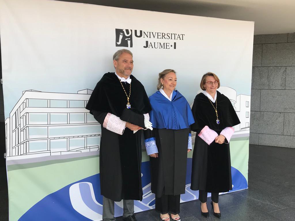 RectorUMH's tweet photo. La doctora @NietoAngela ha sido investida doctora Honoris Causa por la Universitat @UJIuniversitat Es un privilegio y un orgullo para la @UniversidadMH y el Instituto de @NeuroAlc que el trabajo de nuestros investigadores sea reconocido y premiado. https://t.co/KBa3honAK0
