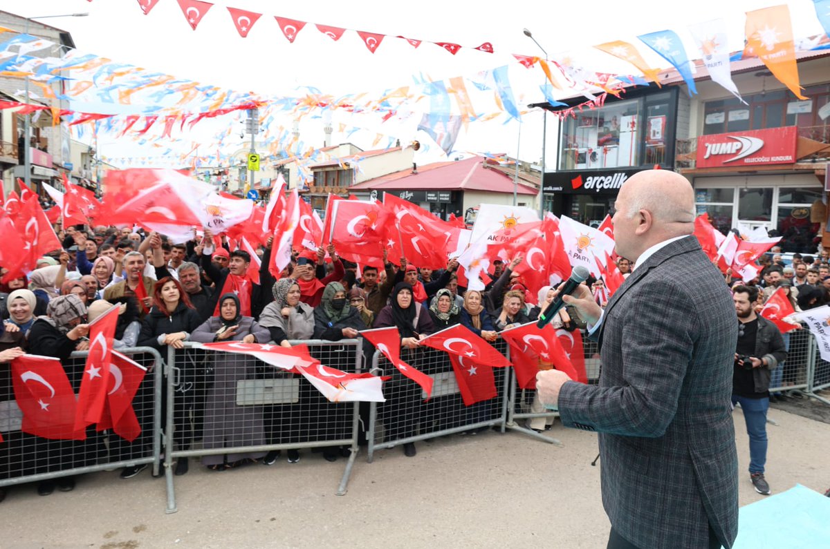mehmetsekmen's tweet photo. AK Mitingimiz / Hınıs'tayız...

✅Evliya Çelebi, Seyahatname adlı dünyaca ünlü eserinde Hınıs’ı tasvir ederken “Levent sipahisi pek çoktur” demiştir. Evet doğrudur, bu şanlı kalenin çocukları cesur, yürekli ve mert insanlardan oluşur. Hınıs, irfan ve izzet sahibidir. 

✅Gelişen ve büyüyen Türkiye’nin ta o dönemlerde atılan temellerinin üzerine bugün devasa yatırımlar yapıldı, atılımlar yapıldı… Ve 21 yıl içerisinde ülkemiz, çoğu dünya ülkesinin gıpta ile izlediği bugünkü pozisyonuna kavuştu…

✅ Ve şimdi istiyorlar ki; bu şahlanma yarım kalsın… Bu ülke yerinde saysın, bu millet yokluğa ve yoksulluğa esir olsun…

✅ Hamd olsun ki necip bir milletin evlatlarıyız. Bu aziz millet feraset sahibir. Bizler aynı ağacın dallarıyız… Bizler aynı yolun yolcusu ve yüzlerce yıldır da birlikte atan bir kalbin ta kendisiyiz… Biz biriz… Biz beraberiz… Biz birlikte varız, birlikte bütünüz…

✅ Bu yüzden ; 14 Mayıs’ta da bizi bizden etmeye çalışanlara fırsat vermeyelim… Bizi birlik yolundan ayırmaya çalışanlara asla yol vermeyelim…

✅ İş te bu yüzden ne diyoruz Doğrusu AK Parti…