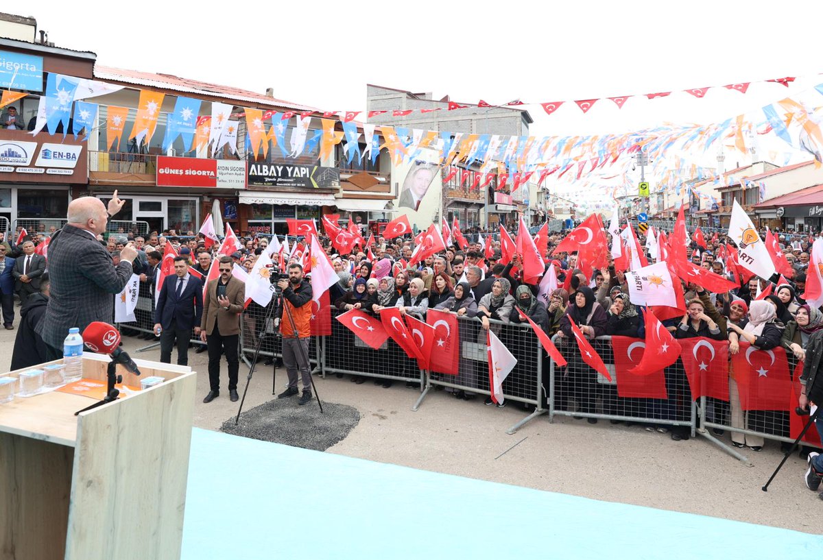 mehmetsekmen's tweet photo. AK Mitingimiz / Hınıs'tayız...

✅Evliya Çelebi, Seyahatname adlı dünyaca ünlü eserinde Hınıs’ı tasvir ederken “Levent sipahisi pek çoktur” demiştir. Evet doğrudur, bu şanlı kalenin çocukları cesur, yürekli ve mert insanlardan oluşur. Hınıs, irfan ve izzet sahibidir. 

✅Gelişen ve büyüyen Türkiye’nin ta o dönemlerde atılan temellerinin üzerine bugün devasa yatırımlar yapıldı, atılımlar yapıldı… Ve 21 yıl içerisinde ülkemiz, çoğu dünya ülkesinin gıpta ile izlediği bugünkü pozisyonuna kavuştu…

✅ Ve şimdi istiyorlar ki; bu şahlanma yarım kalsın… Bu ülke yerinde saysın, bu millet yokluğa ve yoksulluğa esir olsun…

✅ Hamd olsun ki necip bir milletin evlatlarıyız. Bu aziz millet feraset sahibir. Bizler aynı ağacın dallarıyız… Bizler aynı yolun yolcusu ve yüzlerce yıldır da birlikte atan bir kalbin ta kendisiyiz… Biz biriz… Biz beraberiz… Biz birlikte varız, birlikte bütünüz…

✅ Bu yüzden ; 14 Mayıs’ta da bizi bizden etmeye çalışanlara fırsat vermeyelim… Bizi birlik yolundan ayırmaya çalışanlara asla yol vermeyelim…

✅ İş te bu yüzden ne diyoruz Doğrusu AK Parti…
