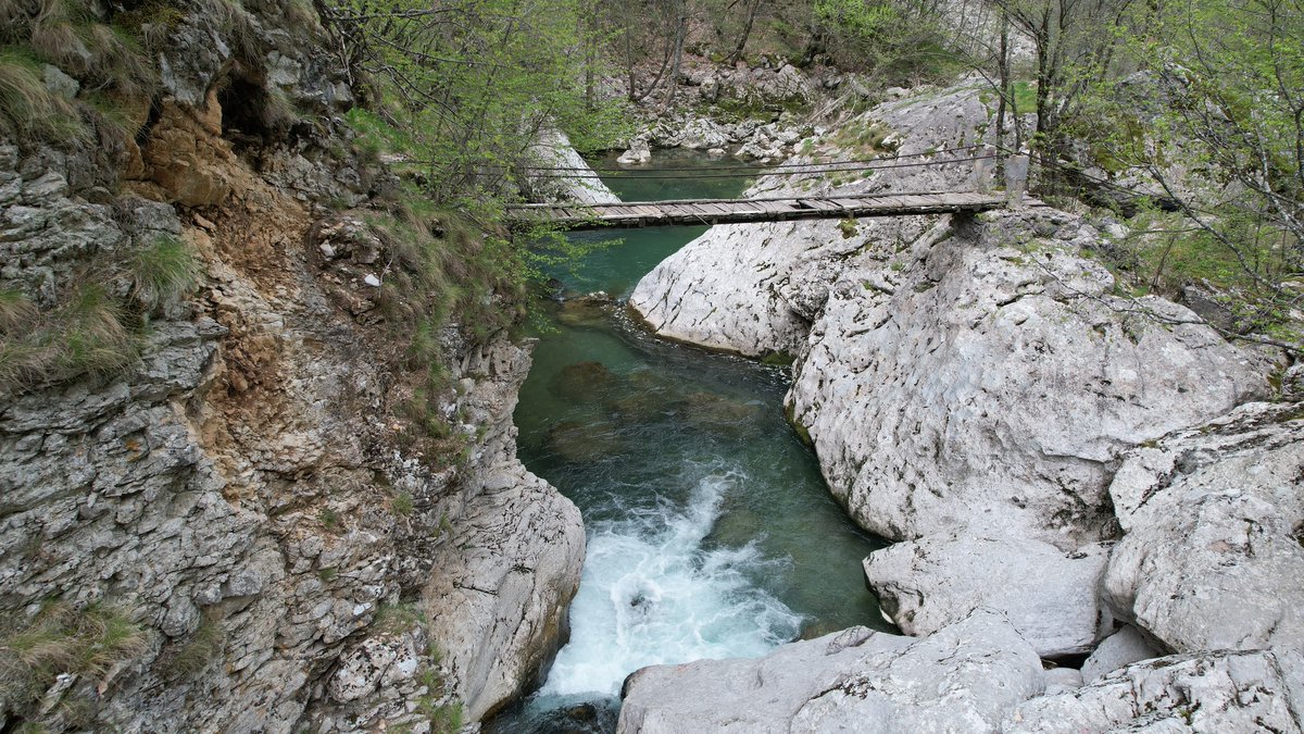 bosniafromabove's tweet photo. Nekoliko fotografija iz zraka tokom posjete dijelu kanjona Rakitnice, jednom od najpoznatijih u Evropi. Ostavlja bez daha i one najravnodušnije!
#bosniafromabove #rakitnica #canyon #kanjonrakitnice #bjelasnica #visocica #dronephotography #dronephoto #dronepic #dronenature https://t.co/Dpt2pS1mV5