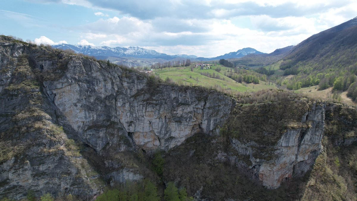 bosniafromabove's tweet photo. Nekoliko fotografija iz zraka tokom posjete dijelu kanjona Rakitnice, jednom od najpoznatijih u Evropi. Ostavlja bez daha i one najravnodušnije!
#bosniafromabove #rakitnica #canyon #kanjonrakitnice #bjelasnica #visocica #dronephotography #dronephoto #dronepic #dronenature https://t.co/Dpt2pS1mV5