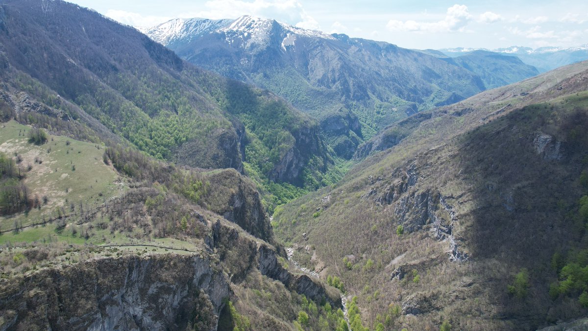 bosniafromabove's tweet photo. Nekoliko fotografija iz zraka tokom posjete dijelu kanjona Rakitnice, jednom od najpoznatijih u Evropi. Ostavlja bez daha i one najravnodušnije!
#bosniafromabove #rakitnica #canyon #kanjonrakitnice #bjelasnica #visocica #dronephotography #dronephoto #dronepic #dronenature https://t.co/Dpt2pS1mV5