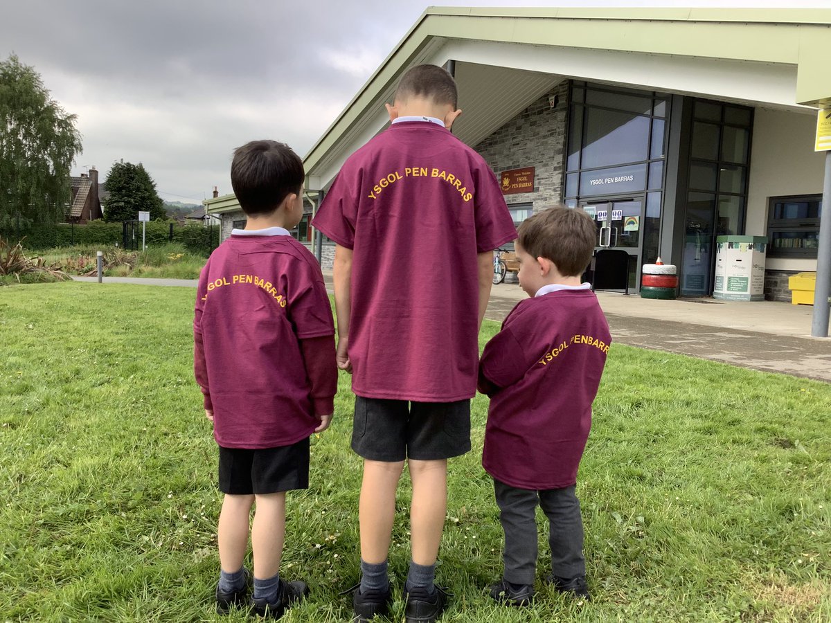 PenBarras's tweet photo. Diolch i gwmni @FfionAykroyd am drefnu a rhoi llond bocs o grysau_T newydd sbon i’r ysgol. Bydd y rhedwyr yn y gystadleuaeth traws gwlad yn werth eu gweld yn Aberystwyth yfory! Thankyou for these T shirts that will be used for a variety of sports events at school! @Urdd #diolch https://t.co/PaFVdZC3LP