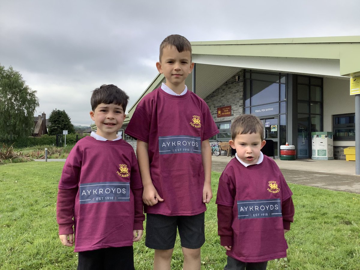 PenBarras's tweet photo. Diolch i gwmni @FfionAykroyd am drefnu a rhoi llond bocs o grysau_T newydd sbon i’r ysgol. Bydd y rhedwyr yn y gystadleuaeth traws gwlad yn werth eu gweld yn Aberystwyth yfory! Thankyou for these T shirts that will be used for a variety of sports events at school! @Urdd #diolch https://t.co/PaFVdZC3LP