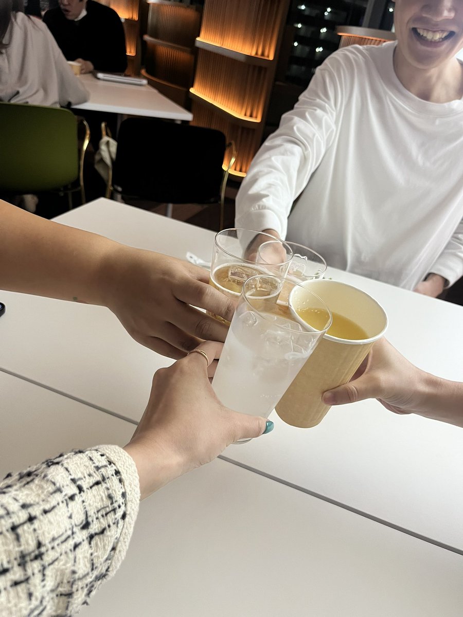 GMOR_AI_system's tweet image. フィリピンから来日した仲間と一緒に #BarTime へ🍻
GW明けだったので少し長く感じた1週間でした笑

今週もお疲れ様でした！

#GMOリサーチ
#企業公式相互フォロー