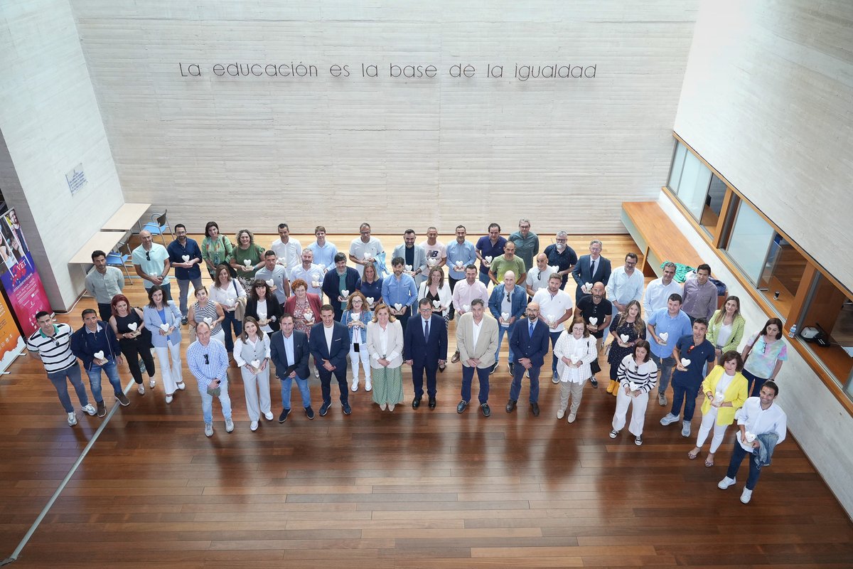 RosanaCLM's tweet photo. En el día de hoy se ha reconocido a 41 centros educativos por su desarrollo en los Programas Escolares Saludables (PES), lo que nos permite destacar la labor de todas y todos los docentes que hacen de su centro un lugar más saludable y con mayores niveles de actividad física https://t.co/djF3i12s88