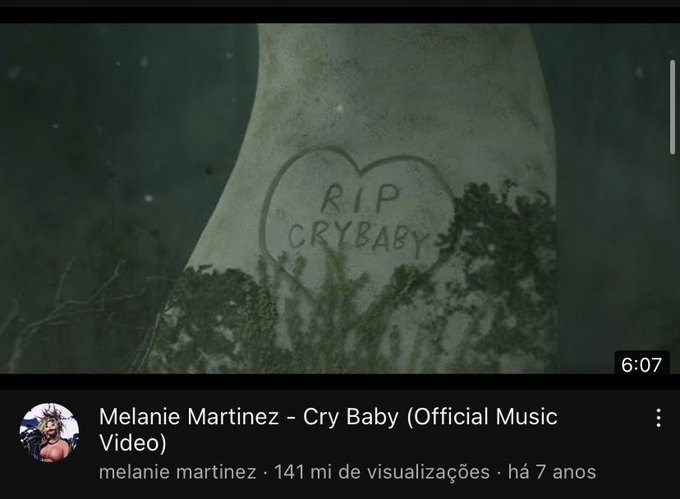 E a doida da Melanie Martinez que mudou todas as capas das m&uacute;sicas do &aacute;lbum &ldquo;cry baby&rdquo; pro &ldquo;t&uacute;mulo&rdquo; dele