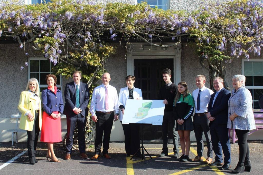 colanphiarsaigh's tweet photo. Ba mhór an onóir í fáilte a chur roimh an Aire Oideachais, Norma Ní Fhoghlú, inniu. Bhí an cuairt bunaithe ar an infheistiú €25 milliún in ár scoil. Bhí sé go hiontach freisin ár gcara agus ár iardhalta, Pádraig Ó Súilleabháin, TD, a fheiscint arís. @NormaFoleyTD1 @padraigosull https://t.co/nqVX53sdYZ