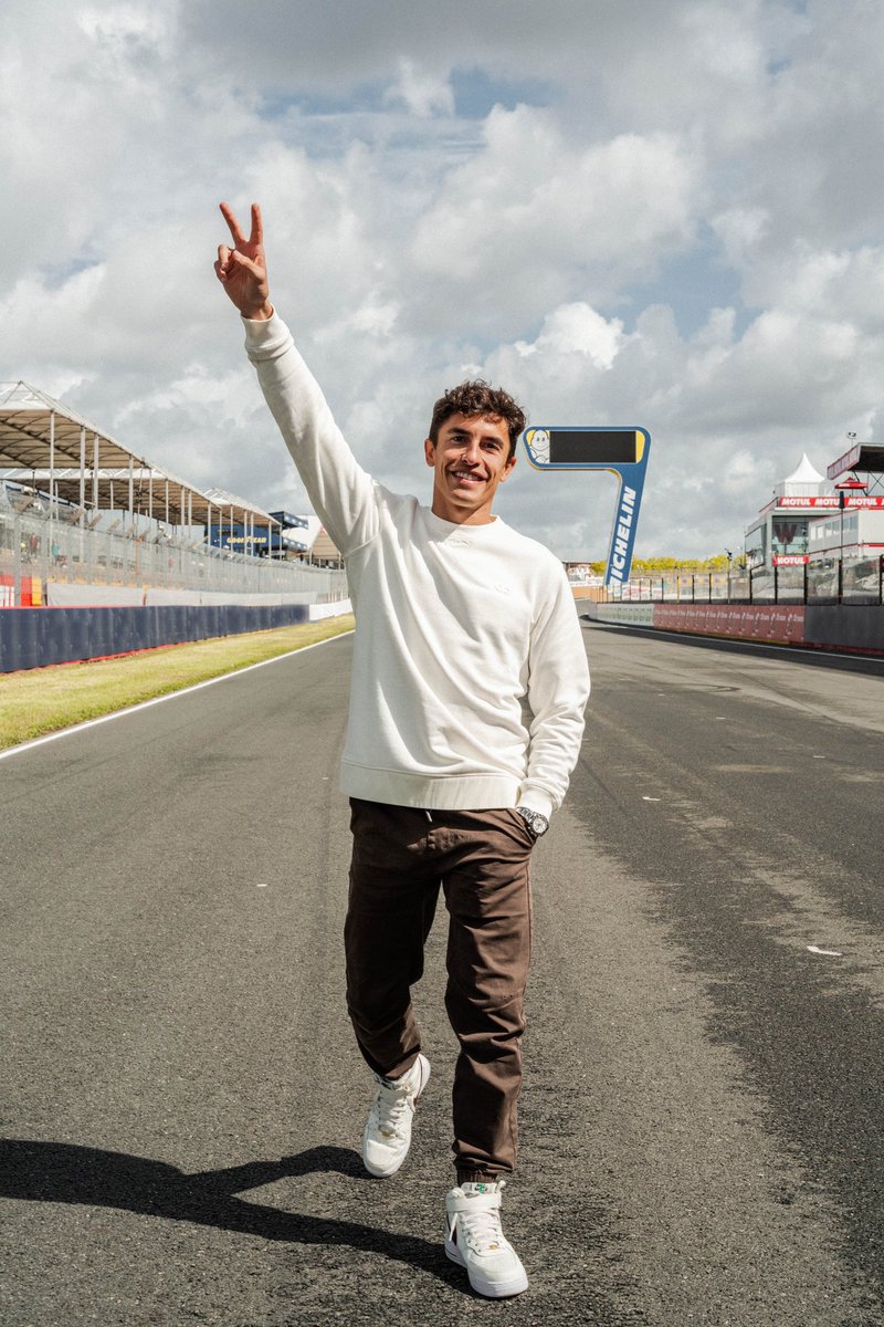 marcmarquez93's tweet photo. Feliz de volver a pisar el circuito de nuevo! 🇫🇷

Happy to be back on track again! 🇫🇷

@AlphaTauri  

#MM93 #FrenchGP https://t.co/JI84p5YKbC