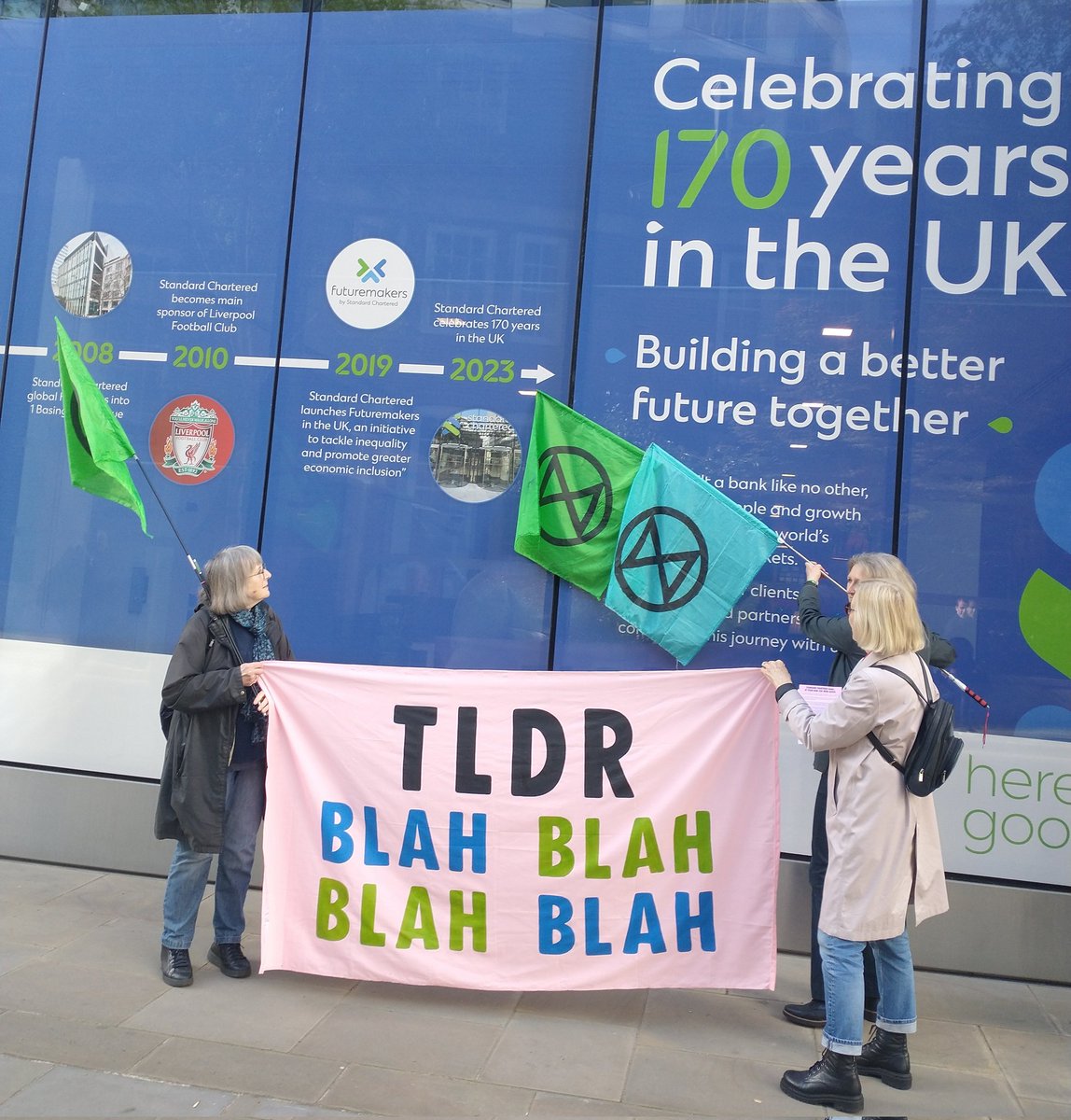 XR_Hamm_Fulham's tweet photo. @StanChart at your AGM you were asked " When you are discussing risks in the boardroom are you also discussing risks to human lives?"
Your reply: Um.... 😳
Your Annual Report was just more #BlahBlahBlah #TLDR #TLTR
We need to put our #PlanetBeforeProfit https://t.co/CiIoKpI65u