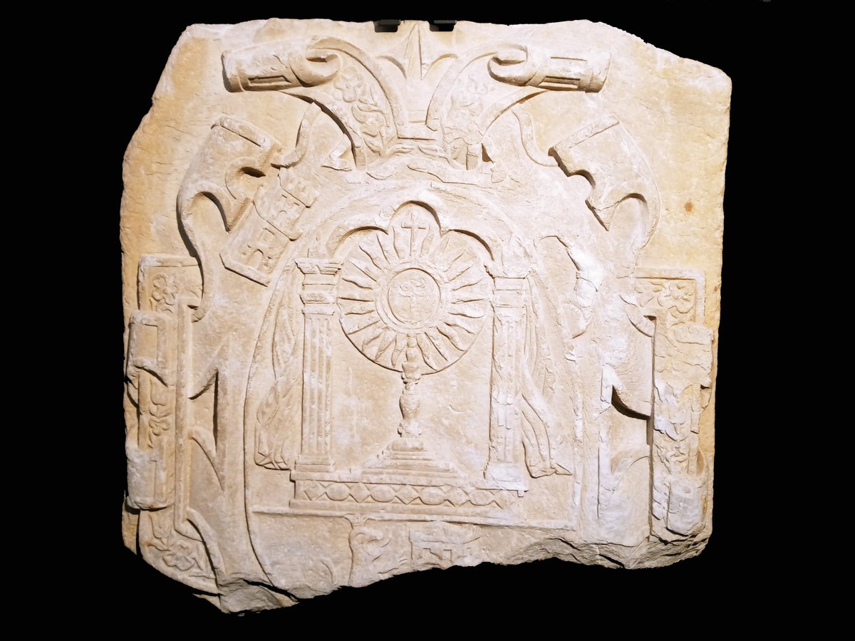 MDCLugo's tweet photo. Este escudo atopouse preto da Porta Nova da Muralla Romana. 
Mostra a mesma iconografía eucarística que o escudo do Concello e Diputación de Lugo, así como da propia Galicia. 
A secular tradición eucarística de Lugo vese aquí reflexada nunha peza que chega ao metro de alto. https://t.co/1Etreqt4TM