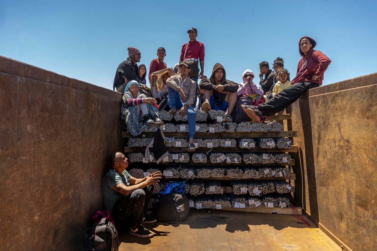 venezuela_migra's tweet photo. El camino hacia Estados Unidos��🇸 al lomo de "la Bestia" con los migrantes venezolanos🇻🇪

Un equipo del @nytimes se subió al tren de carga que recorre México🇲🇽de sur a norte y viajó con ellos hasta Ciudad Juárez.

Niños, madres y ancianos formaban parte del grupo.

📸@alecegarra https://t.co/vmByfPLXvq