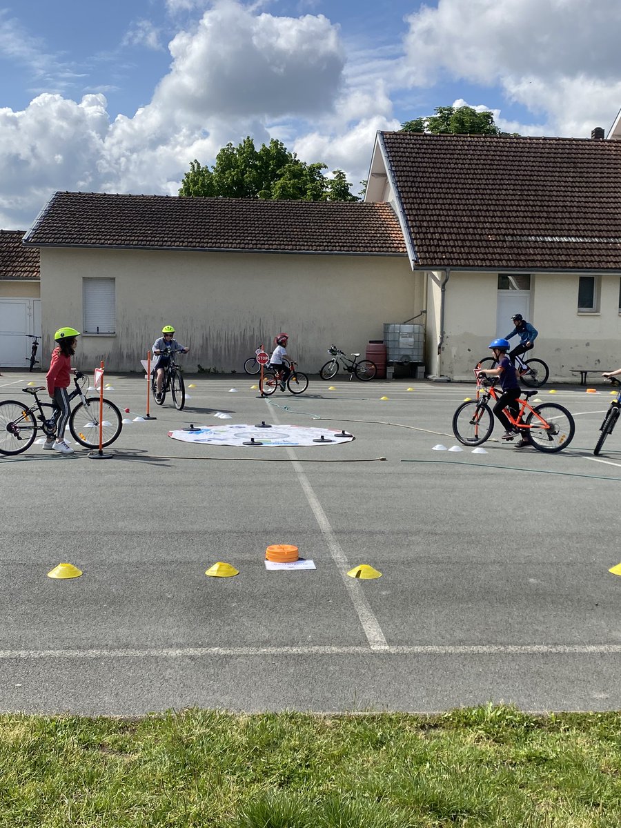 usep17's tweet photo. Première séance de sécurité routière pour les CE2/CM1 et CM2 de Bussac-Forêt. Apprentissage du Bloc 2 pour préparer le TAPV fin mai. #srav https://t.co/qO0tjwH1Tz