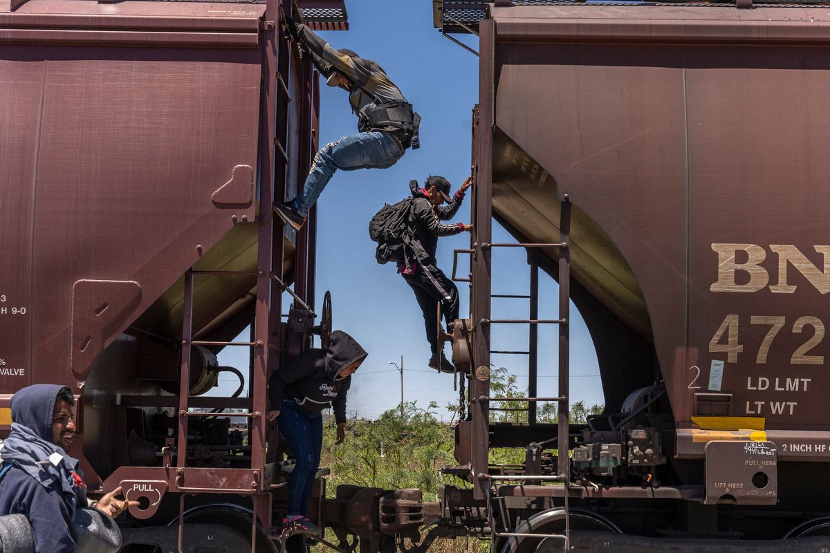 venezuela_migra's tweet photo. El camino hacia Estados Unidos��🇸 al lomo de "la Bestia" con los migrantes venezolanos🇻🇪

Un equipo del @nytimes se subió al tren de carga que recorre México🇲🇽de sur a norte y viajó con ellos hasta Ciudad Juárez.

Niños, madres y ancianos formaban parte del grupo.

📸@alecegarra https://t.co/vmByfPLXvq