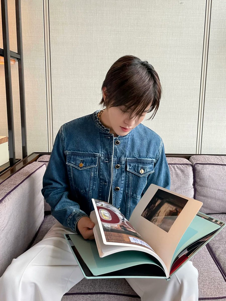 BrasilYuta's tweet photo. #TRAD | 12.05.23 — Comentário do #YUTA para o artigo da Spur Magazine. 

"Essa foi a primeira vez que participei de um desfile da Louis Vuitton. Foi um desfile tão quente que esqueci que o clima estava frio do começo ao fim. A moda é algo muito familiar para nós, mas acho que é uma maneira importante de expressar uma pessoa, então quero ser mais consciente sobre ela e usá-la em minhas atividades futuras."