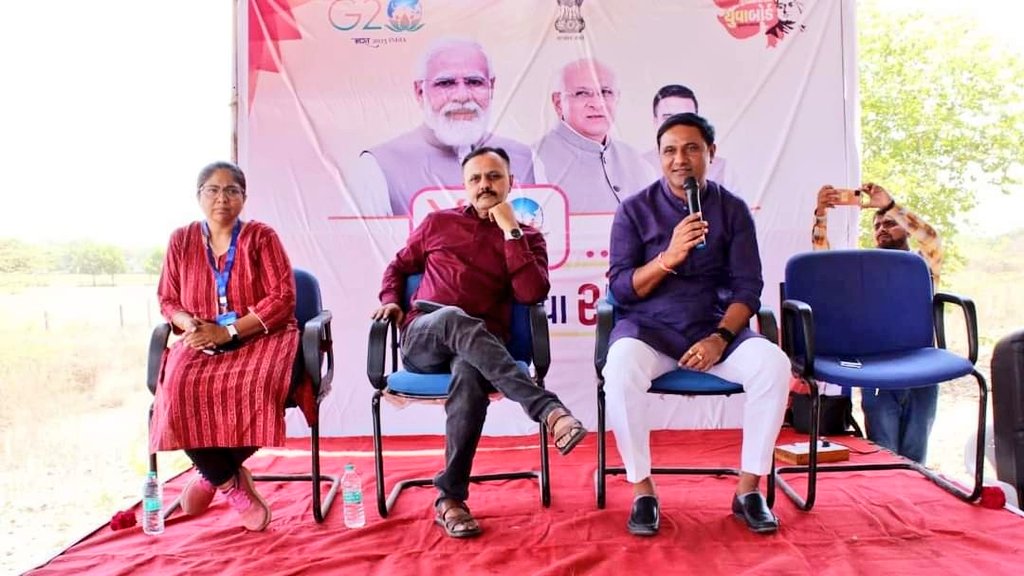 himanshupunsari's tweet photo. સ્વામી વિવેકાનંદ યુવા બોર્ડ ગુજરાત દ્વારા ગુજરાતના યુવાઓ સાથે #Y20GujaratYuvaSamvad કાર્યક્રમ અંતર્ગત યુથ સંવાદ કરી રહ્યા છે જેના ભાગરૂપે આજે ખેડા જિલ્લાના કપડવંજ તાલુકાના યુવાનો સાથે સંવાદ કર્યો.

#Y20Talk #Y20Gujarat https://t.co/c41FehVGe9