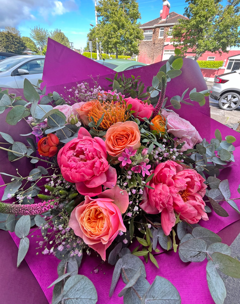 Flamboyant Fiesta

This week’s offering is a festive collection of lush and colourful blooms, full of energy and life. Join us and celebrate happy times ahead with this wonderful bouquet.

greendoorflorist.com/product/weekly…

#greendoorstyle