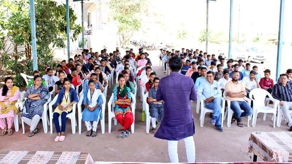 સ્વામી વિવેકાનંદ યુવા બોર્ડ ગુજરાત દ્વારા ગુજરાતના યુવાઓ સાથે #Y20GujaratYuvaSamvad કાર્યક્રમ અંતર્ગત યુથ સંવાદ કરી રહ્યા છે જેના ભાગરૂપે આજે ખેડા જિલ્લાના કપડવંજ તાલુકાના યુવાનો સાથે સંવાદ કર્યો.

#Y20Talk #Y20Gujarat