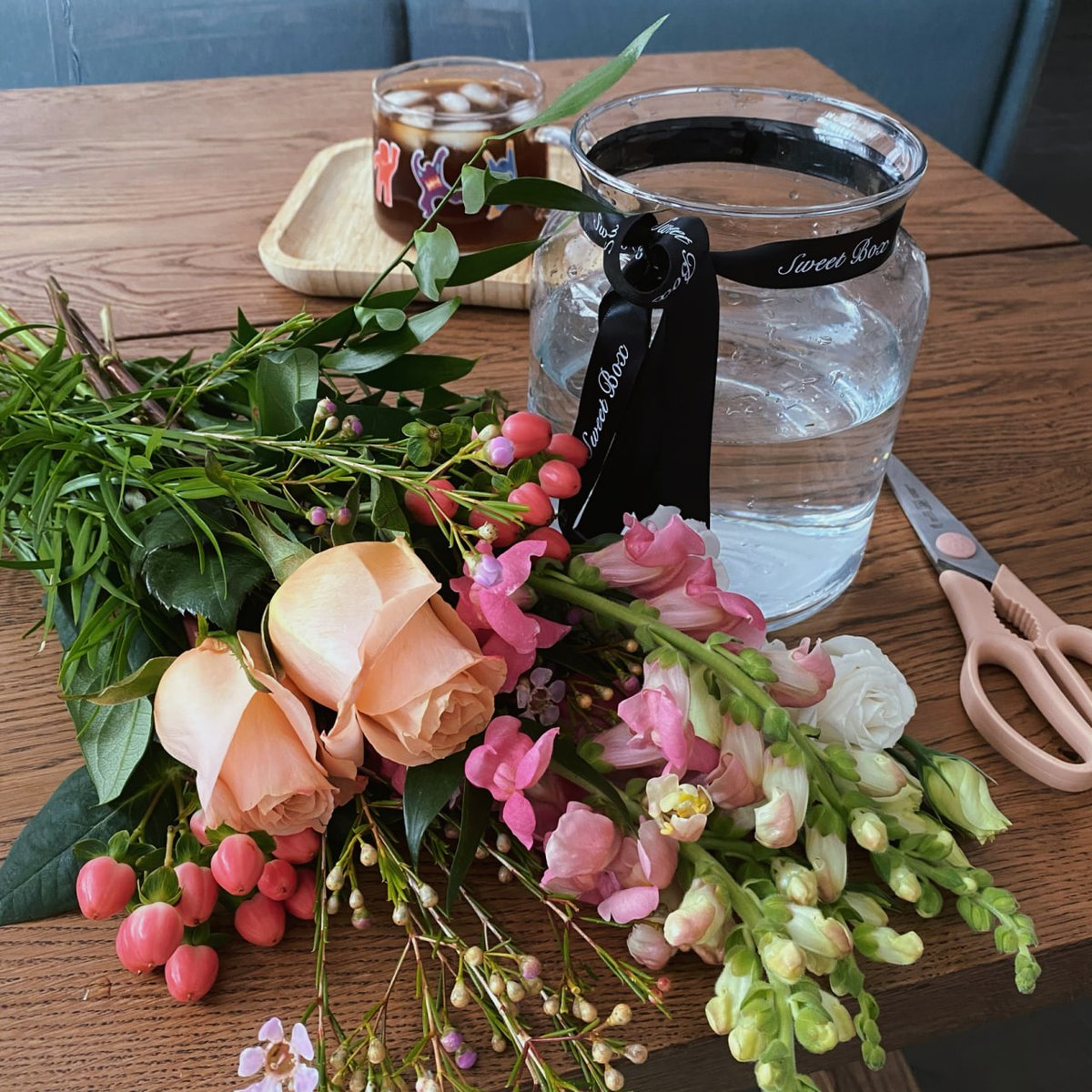 Enjoy every day, every moment, with a hot coffee ☕️ and a bouquet of flowers in the corner 💐 I bought the flowers today, I DIY'd them myself and they smell so pretty!