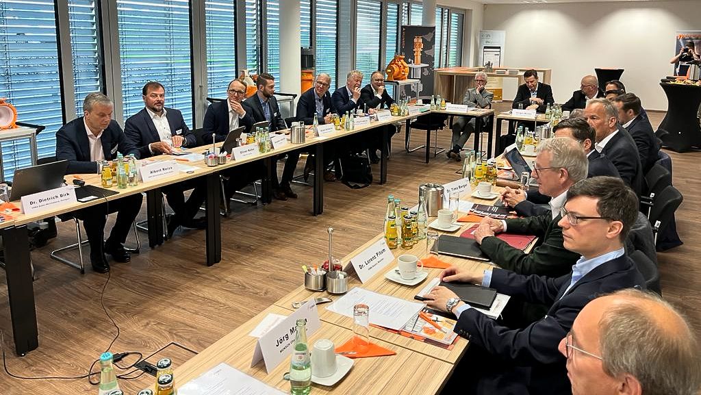 VDMAonline's tweet photo. VDMA-Präsident Haeusgen diskutiert bei #MUNSCH mit Vorsitzenden der Landesverbände über strategische Themen. #Maschinenbau ermöglicht #Transformation #Dekarbonisierung #Ressourcenschutz. Dringend Lösungen für #Fachkräftelücke gefragt! #GoForGreenTech https://t.co/IVmCylr8A7