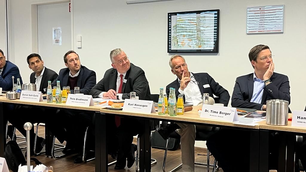 VDMAonline's tweet photo. VDMA-Präsident Haeusgen diskutiert bei #MUNSCH mit Vorsitzenden der Landesverbände über strategische Themen. #Maschinenbau ermöglicht #Transformation #Dekarbonisierung #Ressourcenschutz. Dringend Lösungen für #Fachkräftelücke gefragt! #GoForGreenTech https://t.co/IVmCylr8A7