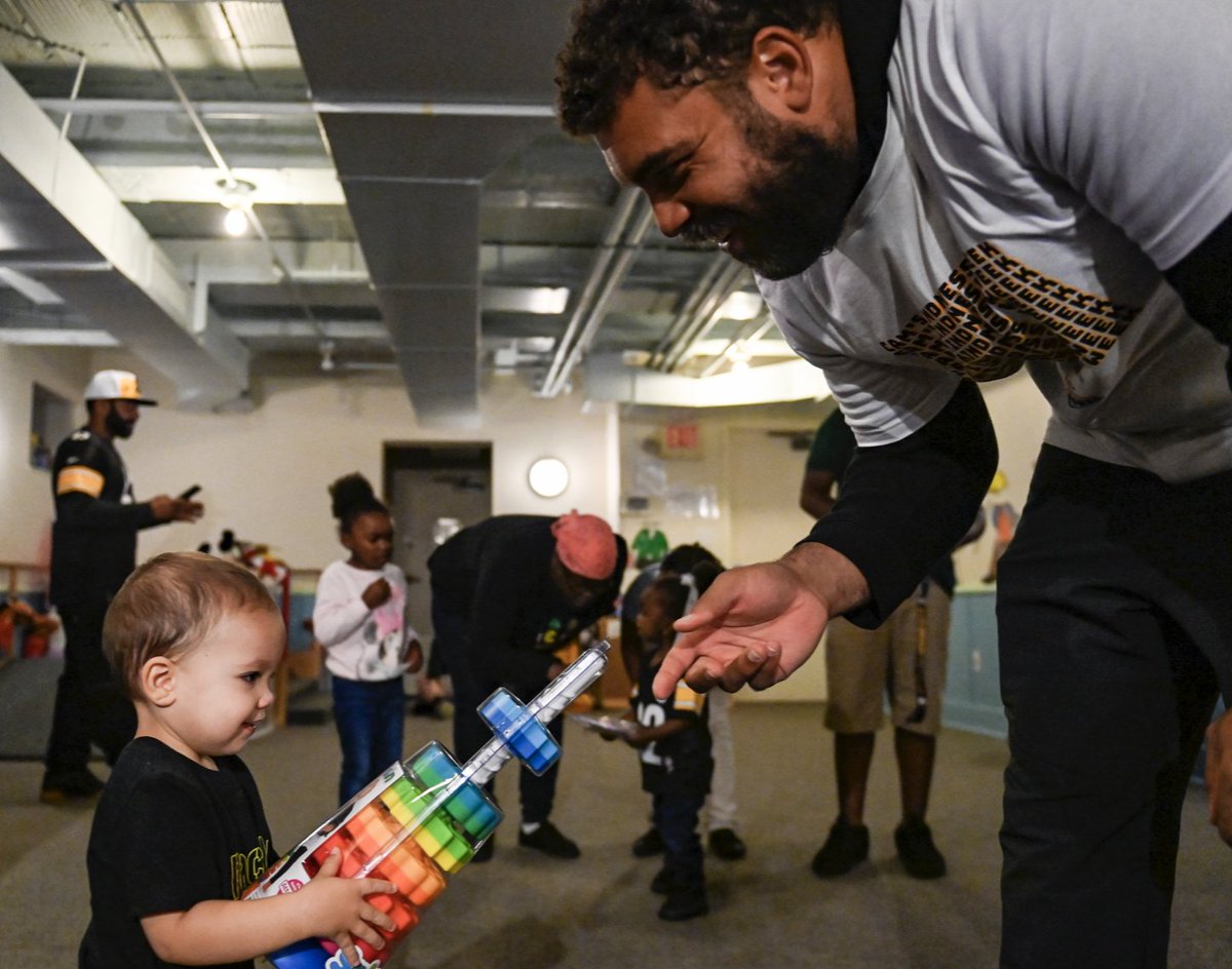 😃 A message from the #heywardhouse....make someone smile today #impact97 😃 

#cameronheyward #CamHeyward #CameronHeywardFoundation #giveback #dogood #dogoodfeelgood #dogoodbegood #nonprofit #Pittsburgh #Steelers #PittsburghSteelers #SteelerNation #community #smile #friday