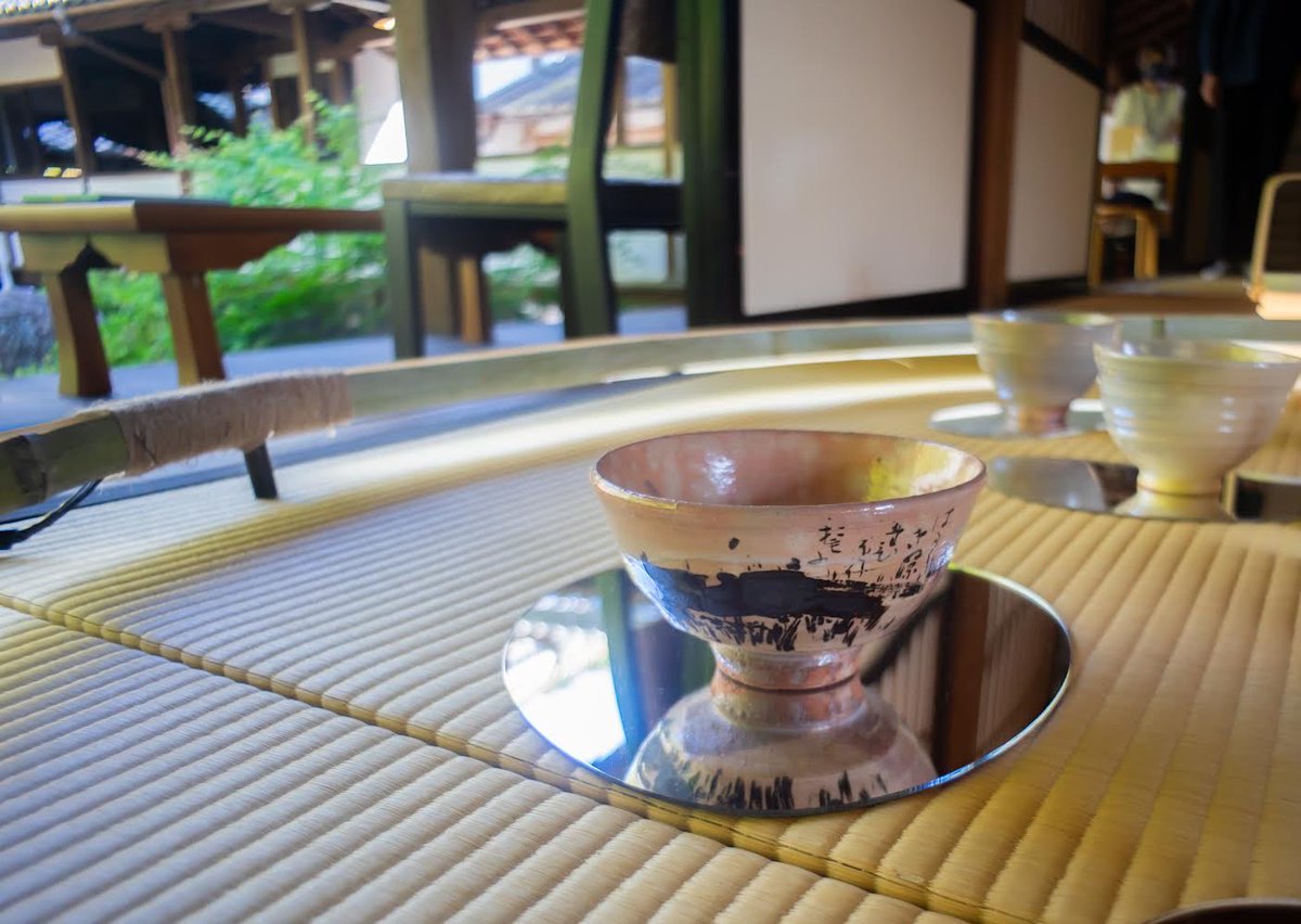 1600年開窯以来、お茶のまち宇治で歴史を紡ぐ朝日焼。400年にわたり“綺麗と侘”の調和を受け継いでおられます。
「朝日焼423展at興聖寺」にお邪魔してきました。窯元様とゆかり深いお寺だそうで、ロケーションも素晴らしかった。
歴代の作品展示と朝日焼の歴史360°映像VR体験もできます。14日(日)まで！