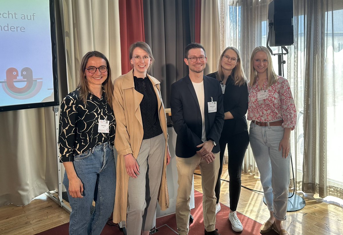 BueckerSusanne's tweet photo. #Einsamkeit: Ein neuer Fokus für die Psychotherapie
Einsamkeitsinterventionen für verschiedenste Altersgruppen & in verschiedenen Formaten, von #CBASP zu Online-Selbsthilfe.
Tolle Perspektiven von @n_lakewho @ernst_mareike @Christine_Dwor & Matthias Reinhard! #DPK2023 @dpk2023 https://t.co/PN45wYznPw