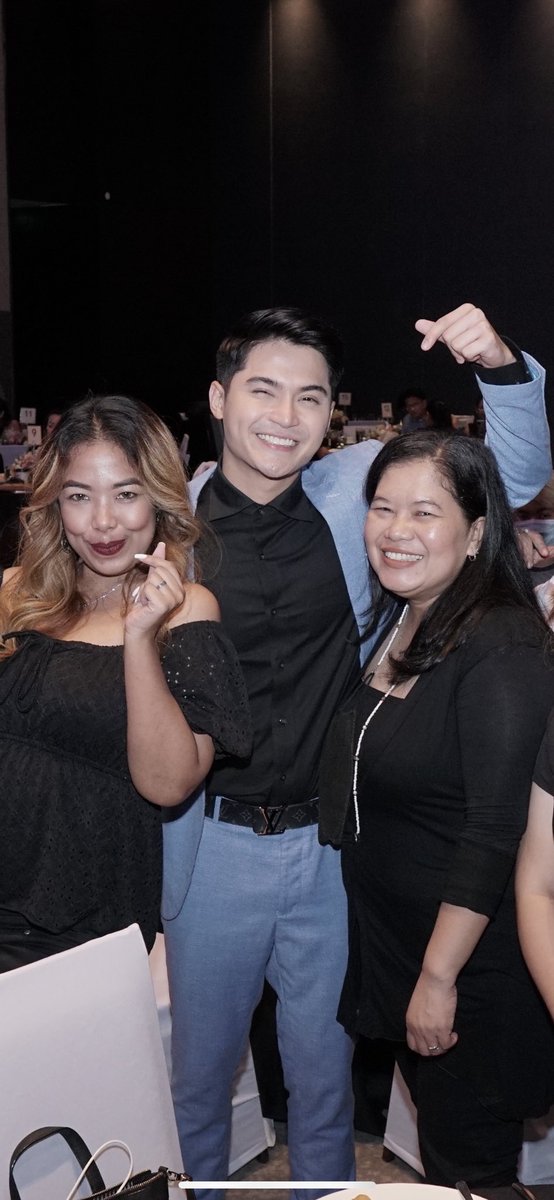 teachermae33's tweet photo. Happiest Birthday Teacher A! Your words of wisdom will always be in my heart ❤️ Hugs from 🇺🇸 to 🇵🇭 love you @manilahemp12 https://t.co/RmgFEolJ3T