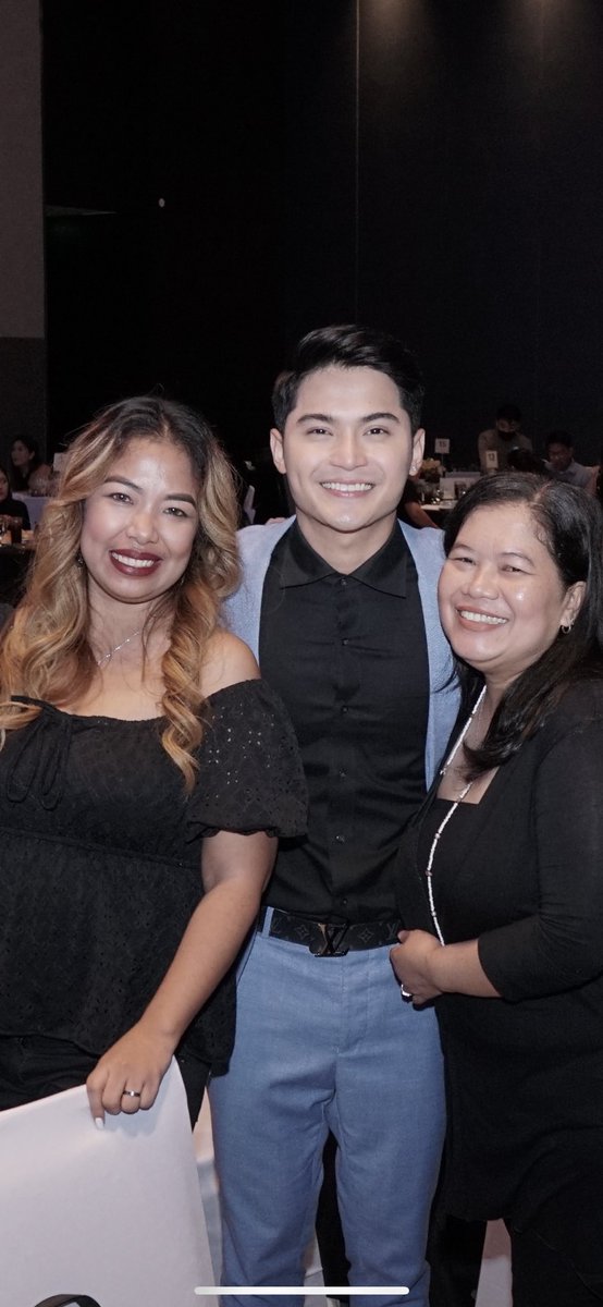 teachermae33's tweet photo. Happiest Birthday Teacher A! Your words of wisdom will always be in my heart ❤️ Hugs from 🇺🇸 to 🇵🇭 love you @manilahemp12 https://t.co/RmgFEolJ3T