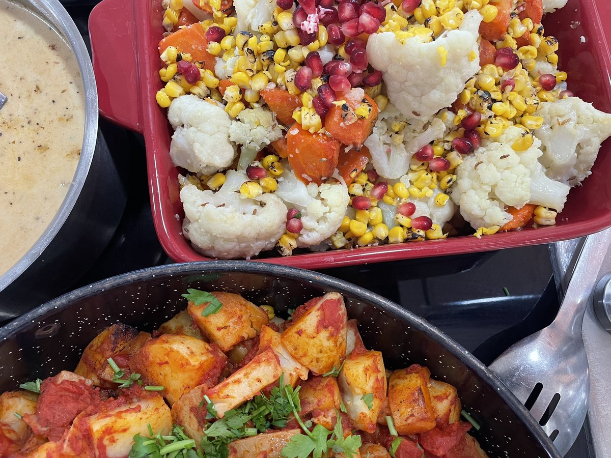 mychefsdays's tweet photo. 🌶️🐥🫛 it’s humus bar today @QASCaversham. 3 flavoured humus with Persian chicken, Lebanese meatballs, sumac squid, falafels, fatoush, ezme, pickles, hung minted yogurt &amp; almond &amp; rose cake @Thomas_Franks_ https://t.co/z8rOP6KP1d