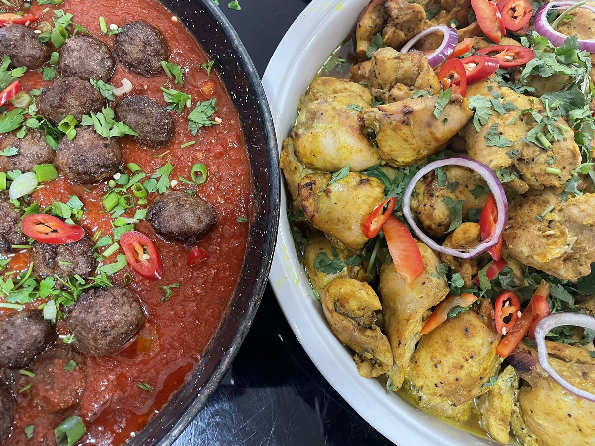 mychefsdays's tweet photo. 🌶️🐥🫛 it’s humus bar today @QASCaversham. 3 flavoured humus with Persian chicken, Lebanese meatballs, sumac squid, falafels, fatoush, ezme, pickles, hung minted yogurt &amp; almond &amp; rose cake @Thomas_Franks_ https://t.co/z8rOP6KP1d
