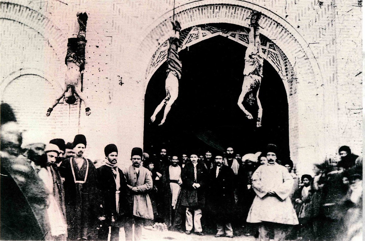 BitlisName's tweet photo. 1905, İran tarafından katledilen Cafer Ağa Şikaki ve iki koruması Tebriz kapısına ayaklarından asıldılar...

W. Wratislaw: "Barış görüşmesinde katledilen Cafer Ağa'nın başına gelenler Kaçar Hanedanlığının acizliğini gösteriyor. Kürtler defalarca bu tuzağa düşürüldüler.

Kürtler defalarca böyle tuzaklara düşürülmelerine rağmen hiç bir zaman ders alıp deneyim kazanamadılar."

Cafer Ağa'nın katledilmesinden sonra yerine efsanevi Kürt lider Simko Şikaki geçmiştir. Simko'da aynı tuzakla katledilmiştir.

Özellikle İsmail Ağa (Simko) Kürt milliyetçiliğinin güçlü karakterlerinden biridir. İsmail Ağa katledilince İran’da üç gün üç gece kutlamalar yapılmıştır.