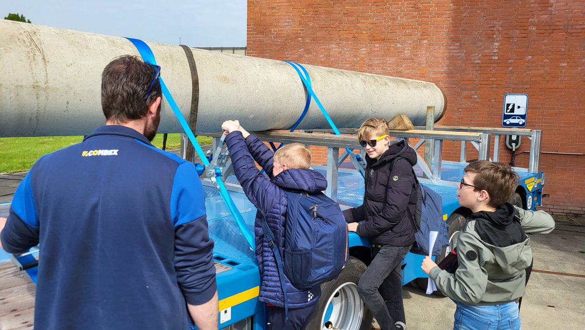 Combextransport's tweet photo. Vandaag zijn wij aanwezig bij Techniek Tastbaar op het terrein van de energiecentrale van ENGIE in Burgum. Weet jij alle onderdelen van onze vrachtwagen te benoemen? Dan maak je kans op een mooie prijs! https://t.co/FPhet9GT36