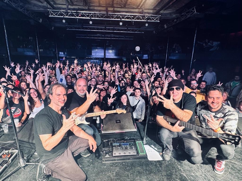 ChristianCary8's tweet photo. GRACIAS ARGENTINA!!! 
Que les vamos a decir.... Increíble noche, maravillosa!!!
Muchos años, muchos viajes, mucho barro pero dio sus frutos, nos sigue emocionando escuchar sus voces en nuestras canciones🙌🏽... 
Gracias 🇦🇷 y como siempre volveremos 🎸🥁🎸🎹🤘🏼

📸 @matobello https://t.co/FjpNrlYakF