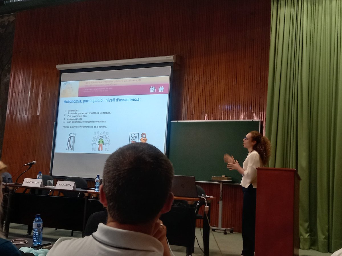 nomespatri's tweet photo. Taula rodona per parlar sobre com evitem les caigudes.....fa goig veure tanta diversitat de professionals, amb un objectiu comú! Ara el torn de Terapia Ocupacional! #socterapeutaocupacional #interresis23 @COTOC_cat https://t.co/uV9gdcE6ih
